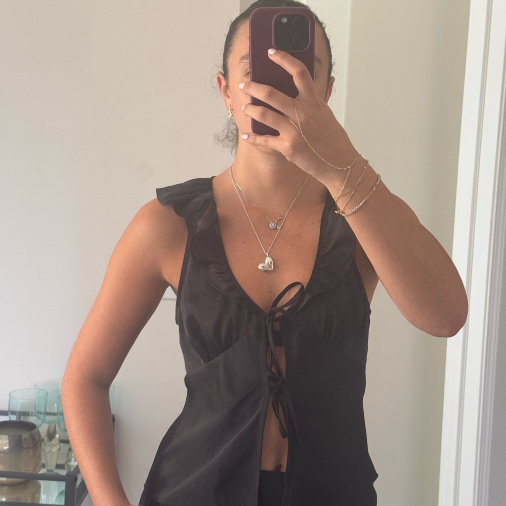 Chic Black Ruffled Sleeveless Top